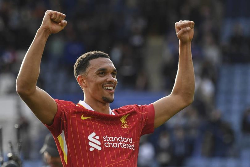 Trent Alexander-Arnold merayakan kemenangan dalam laga Leicester City vs Liverpool di Premier League 2024/2025, Minggu (20/4/2025) malam WIB. (c) AP Photo/Rui Vieira