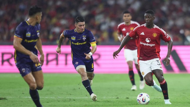 ASEAN All Stars mengalahkan Manchester United dalam laga persahabatan di Stadion Bukit Jalil, Kuala Lumpur, Rabu (28/5). (REUTERS/Hasnoor Hussain)