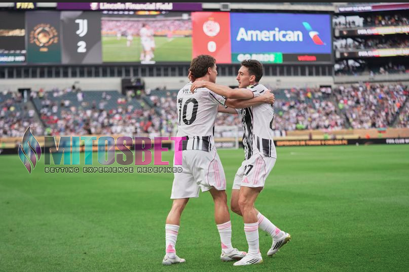 Kenan Yildiz (kiri) merayakan golnya bersama Andrea Cambiaso di laga Juventus vs Wydad AC, Minggu (22/06/2025). (c) AP Photo/Chris Szagola
