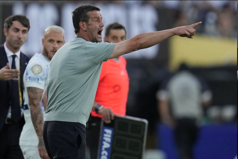 Pelatih Inter Milan, Cristian Chivu memberikan instruksi di laga Piala Dunia Antarklub 2025 melawan CF Monterrey. (c) AP Photo/Gregory Bull