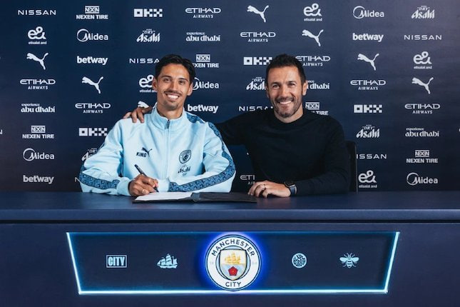 Tijjani Reijnders berpose dengan Hugo Viana usai menandatangani kontrak di Manchester City. (c) Mancity Official
